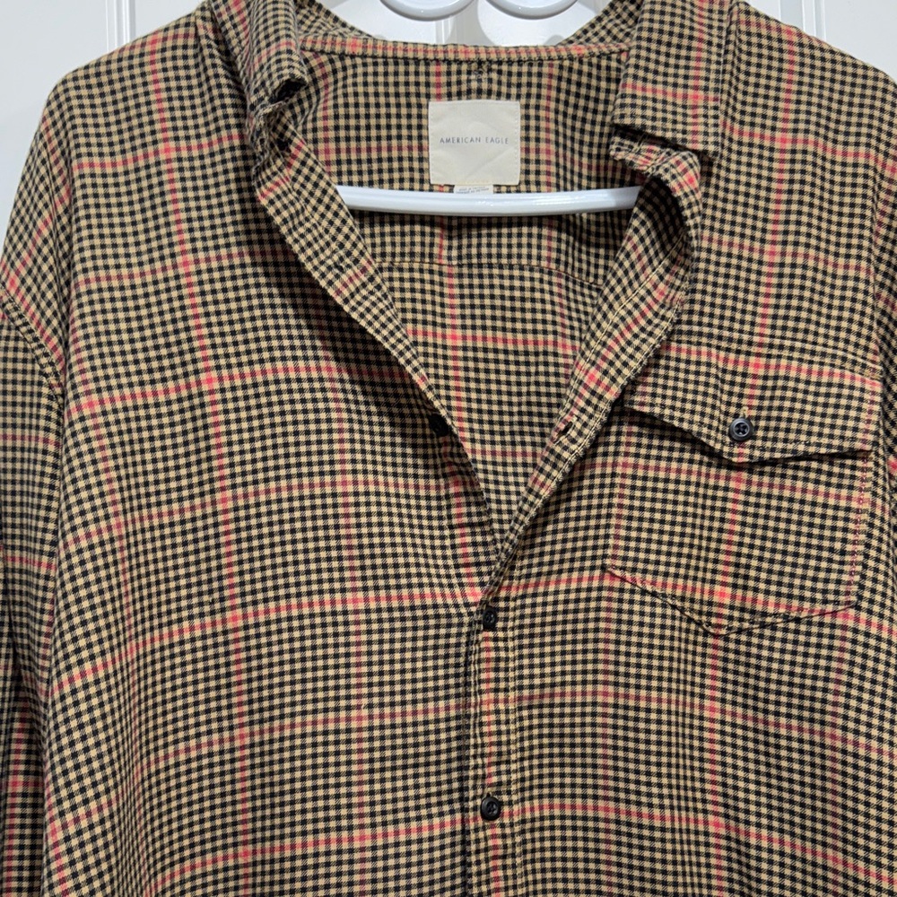 American Eagle men’s flannel shirt featuring a small black and pink plaid